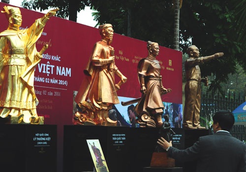 4 statues of Vietnam heroes 