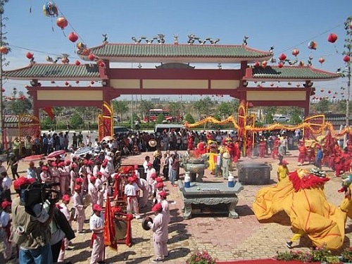 In front of Ba temple gate