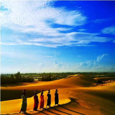 Cham girls walking on Nam Cuong sandy hill