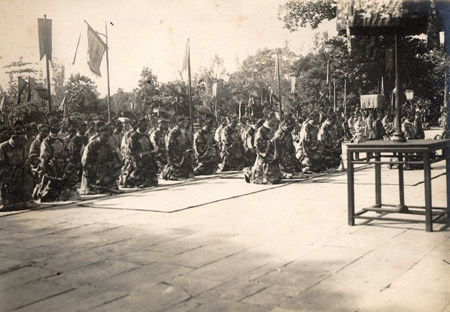 Maradins are in front of Thai Hoa palace