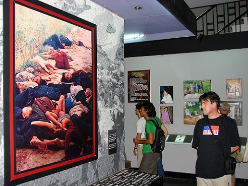 A international tourist is looking at the picture at War Remnants Museum. Photo: Haeberle.