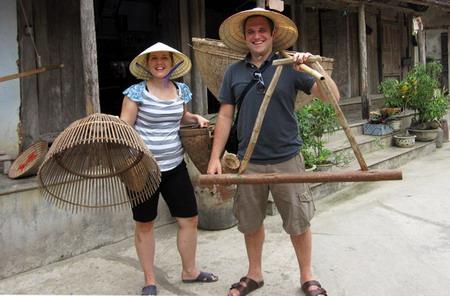 A German couple is enjoyable with Vietnam’s traditional product 