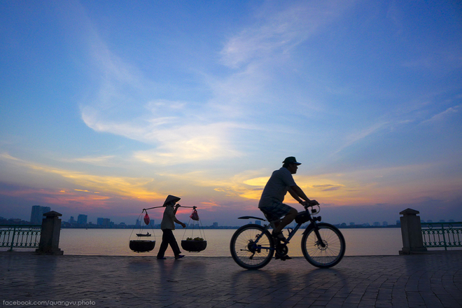 Standing at West Lake, Tourists can enjoy perfect sunset