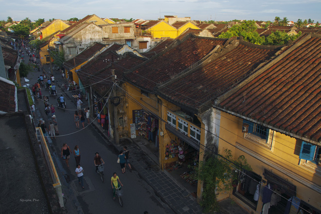 In Hoi An ancient town, you will only see people walking, cycling and cyclos