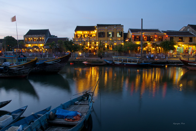 The boats are moored beside of the banks of Hoi An ancient town