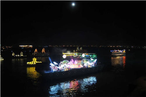 In Lightboat festival, guests were satisfied by modern laser lighting shows and artistic performances which were erected on the Saigon River.
