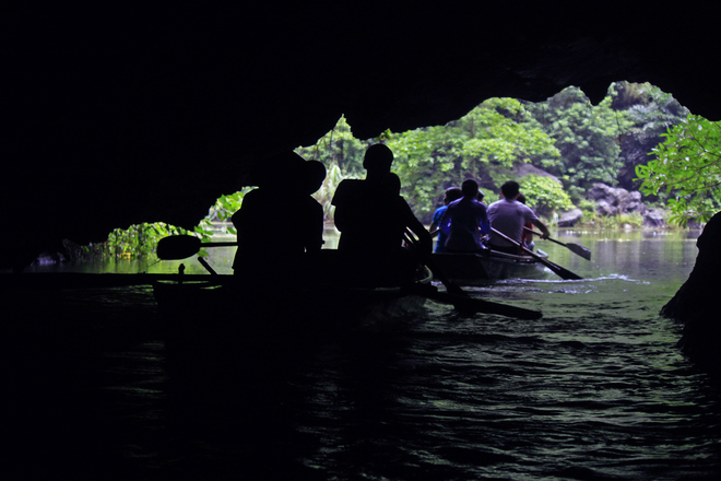 A special thing in Trang An is lakes connected each other by caves with different lengths