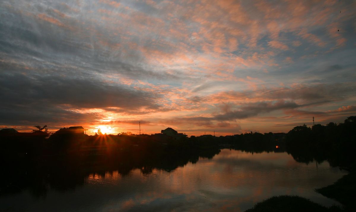 Sun rise on Nhu Y river