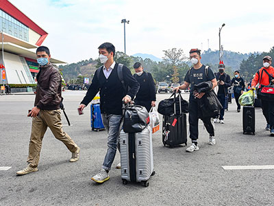 Chinese citizens walk through Huu Nghi border gate in Vietnam's Lang Son Province to return home, January 8, 2023. Photo by VnExpress