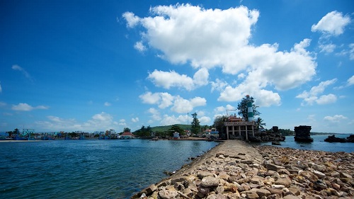 The cape of Dinh Cau