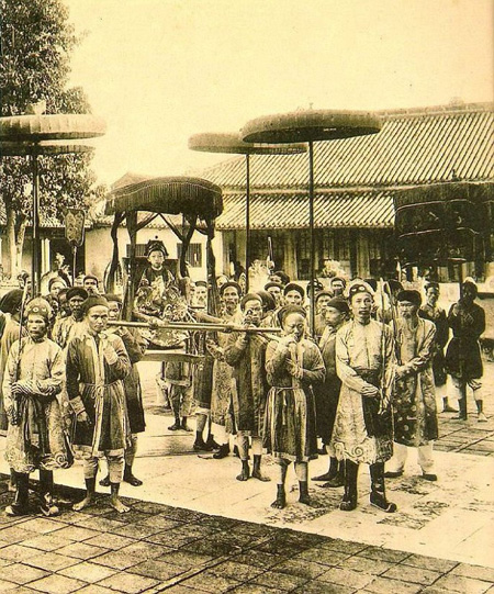 The young King Duy Tan sits on parasol in 1907