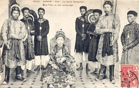  The young king sits accompany with mandarins in 1907