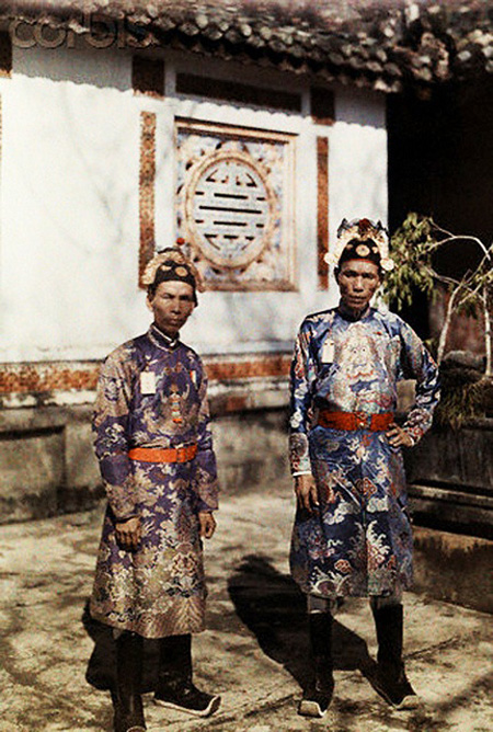 Two mandarins in Hue citadel