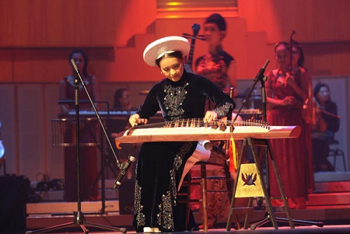 Vietnamese zither performace