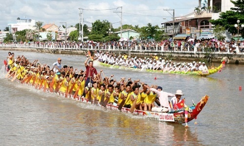 Ghe ngo race in Ok Om Bok festival