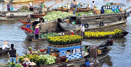 Bustling Cai Rang market on Tet