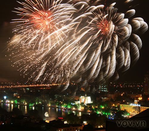 Fireworks in Ha Noi sky to welcome New Year