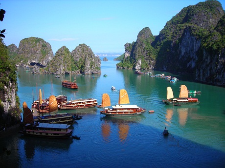 Ha Long Bay overview