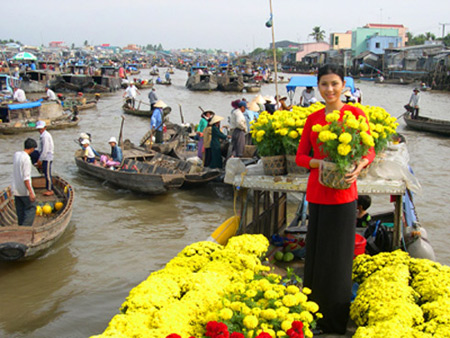 Lunar New year on Cai Rang float market