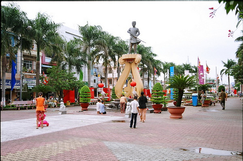 Nguyen Trung Truc hero statue