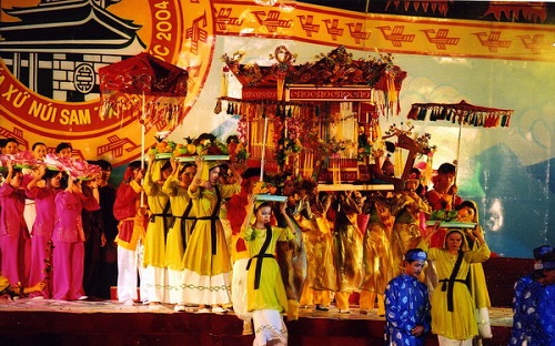Procession in Go Thap festival 