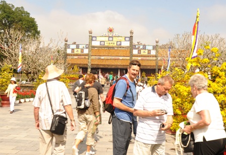 Foreign tourists come to Hue