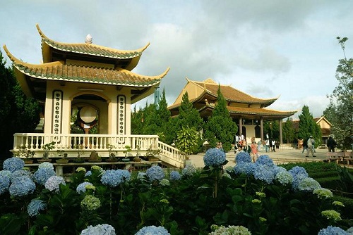 Truc Lam garden