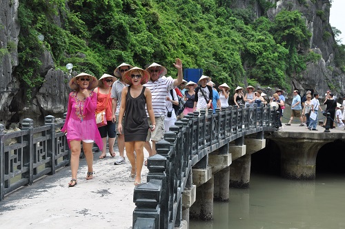 Vietnam attracts foreign tourists to come